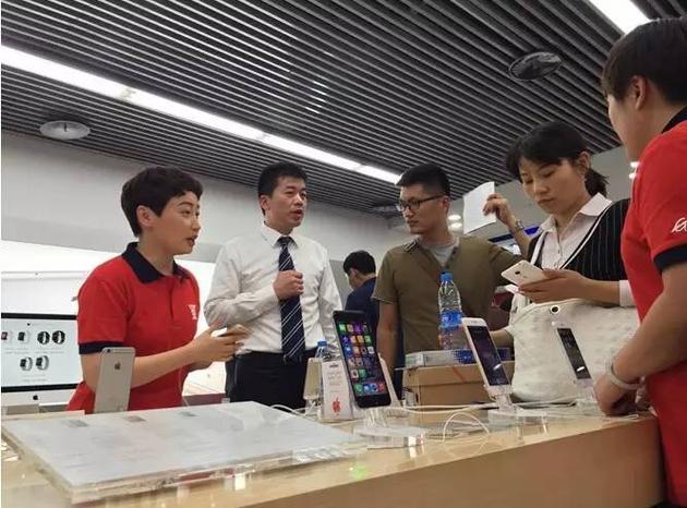 杜鵑身著一身導(dǎo)購員的紅色統(tǒng)一服裝，意外現(xiàn)身北京國美馬甸店，化身導(dǎo)購員的身份在門店服務(wù)。